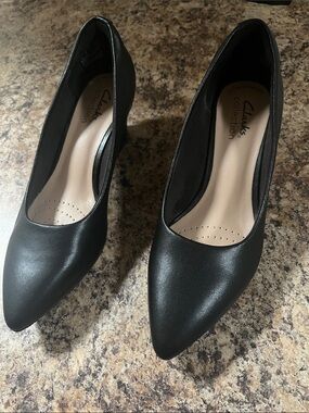 Women’s black leather pointed toe pumps Clark collection size 5 EUC
